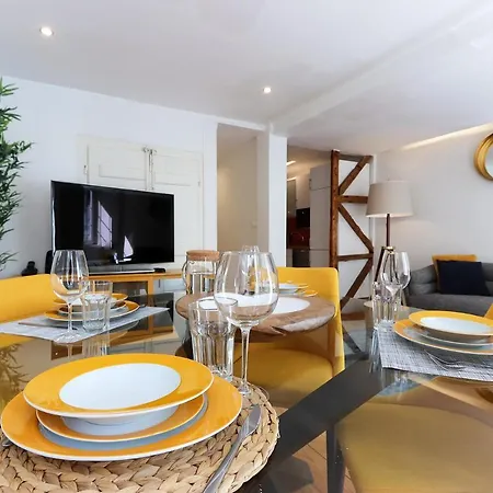 Charming And Stylish Downtown In Xix Century Building アパート *